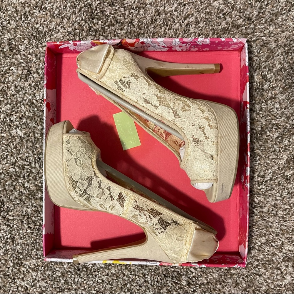 CHINESE LAUNDRY CREAM TAN LACE HEELS